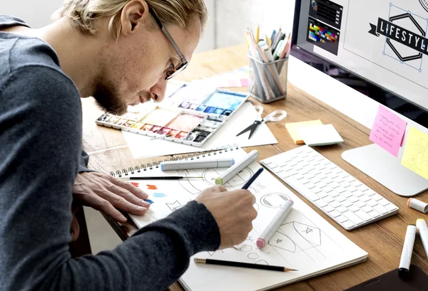 Homem trabalhando no estúdio de design — Fotografia de Stock