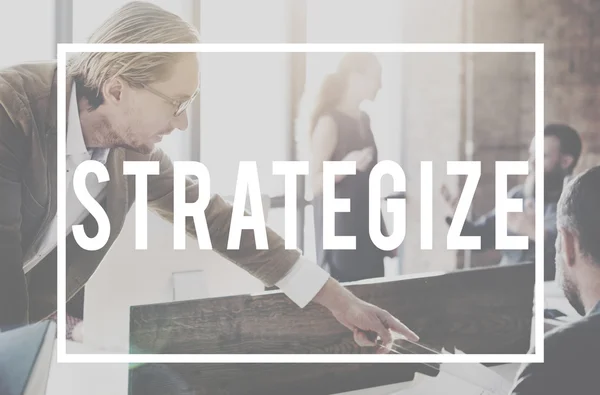 Personer som arbetar i office och Strategize — Stockfoto