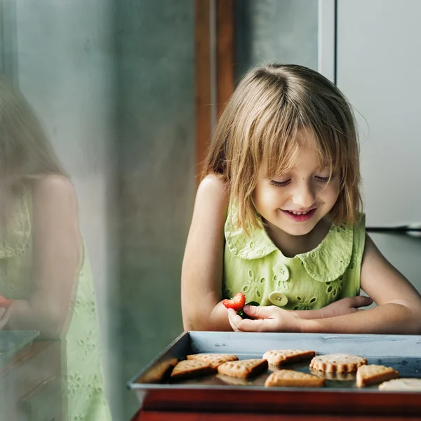 Dziewczyna, Dokonywanie Cookie — Zdjęcie stockowe