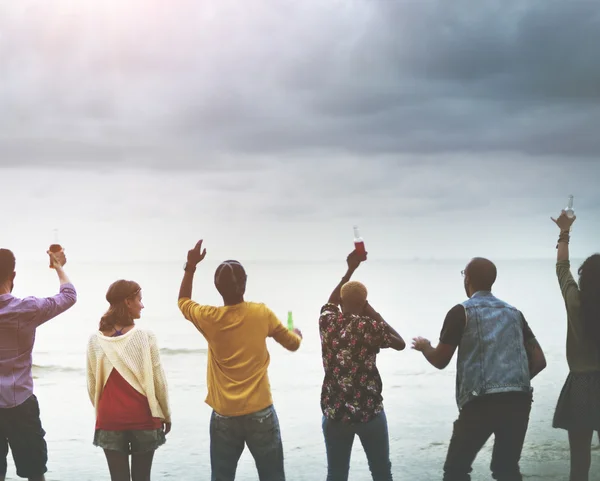 Freunde amüsieren sich am Strand — Stockfoto