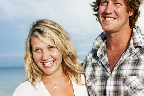 Dulce pareja en la playa — Foto de Stock