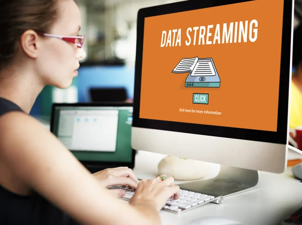 Empresária trabalhando no computador com Data Streaming — Fotografia de Stock