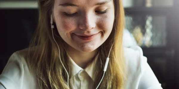 Dívka poslech hudby v sluchátka — Stock fotografie