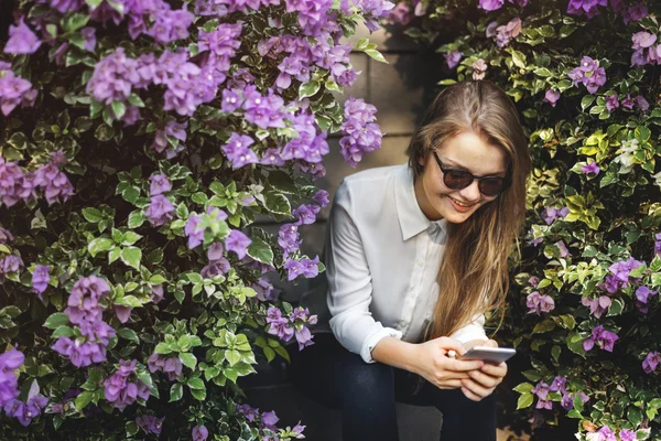 Nő az utcán, telefon — Stock Fotó