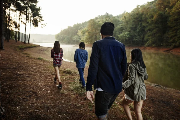 Menschen wandern in der Natur — Stockfoto