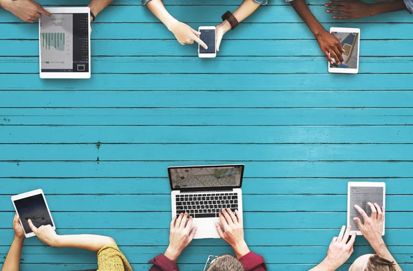 Gente navegando gadgets digitales — Foto de Stock