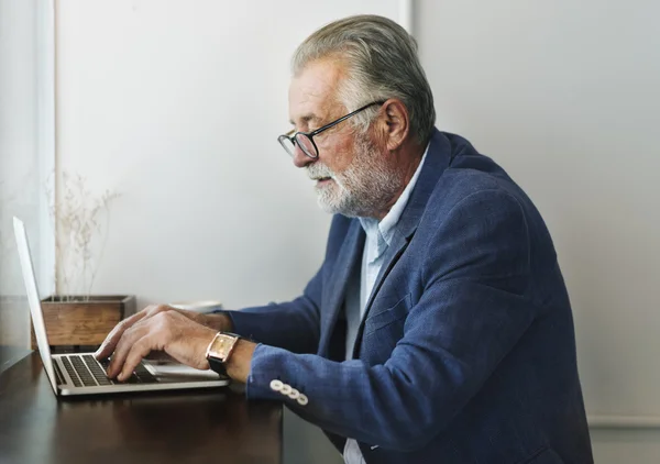 Zakenman werken met laptop in café — Stockfoto