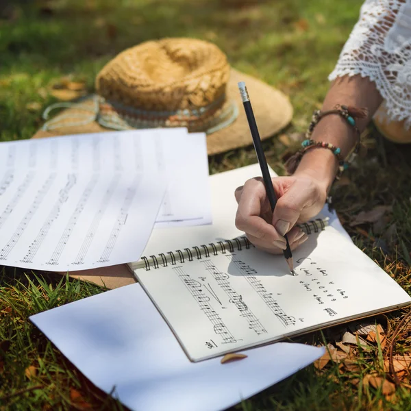 Meisje een lied schrijven — Stockfoto