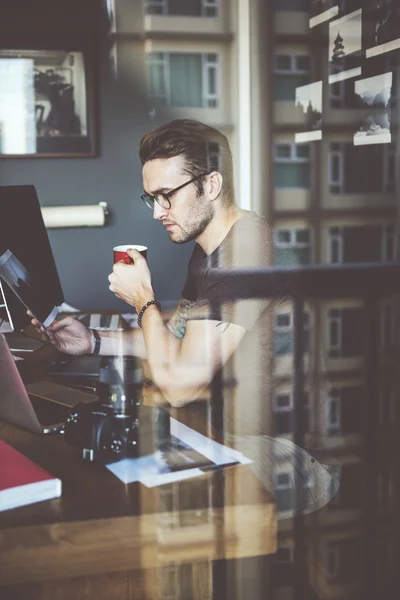 Werken met de laptop in studio fotograaf — Stockfoto