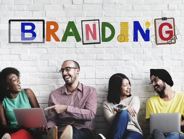 Diversidad de amigos cerca de la pared con branding — Foto de Stock