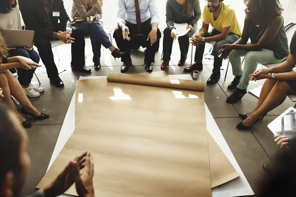 Persone sedute in cerchio sopra poster — Foto Stock