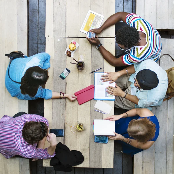 Freunde treffen sich und diskutieren Ideen — Stockfoto