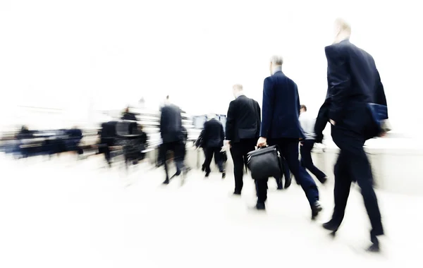 Gente de negocios caminando en la ciudad — Foto de Stock