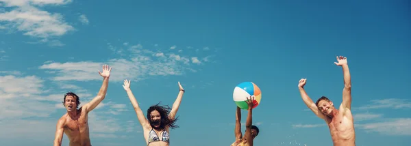 Amigos desfrutando na praia — Fotografia de Stock