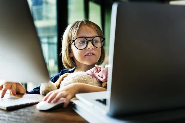 Девушка играет с компьютером — стоковое фото