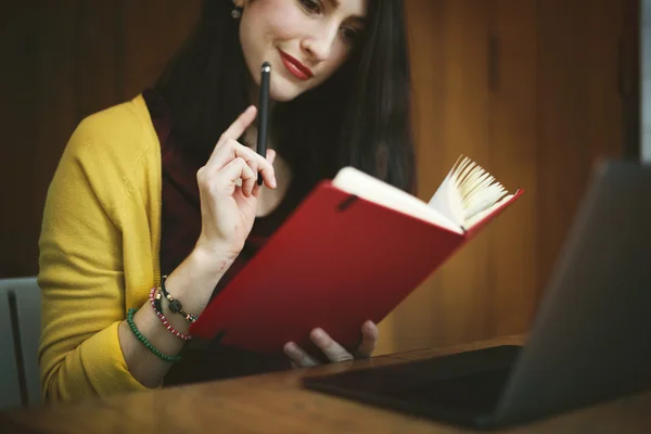 Vacker dam Writing i anteckningsboken — Stockfoto