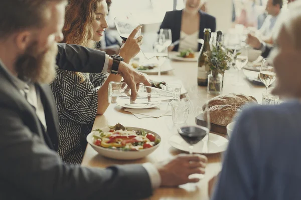 Pessoas de negócios em restaurante juntos — Fotografia de Stock