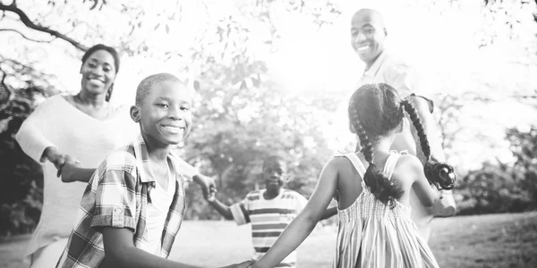 Lycklig afrikanska familj i park — Stockfoto
