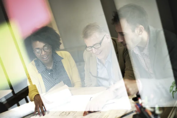 Equipe de negócios discutir o trabalho — Fotografia de Stock