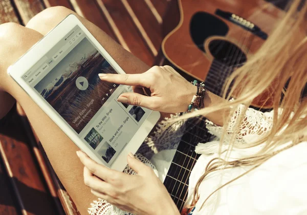 Retrato de chica con guitarra y tableta pc —  Fotos de Stock