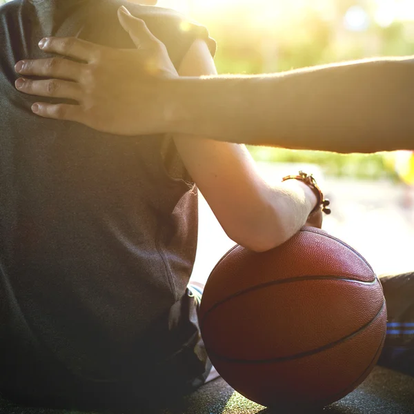 Treinador de basquete com menino — Fotografia de Stock