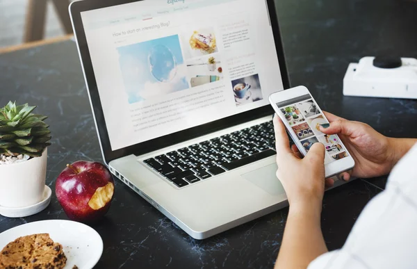 Zakenvrouw die telefoon gebruikt — Stockfoto