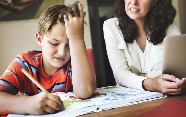 Mamma med son gör läxor — Stockfoto