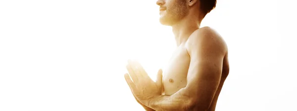 Homme faisant méditation de yoga — Photo