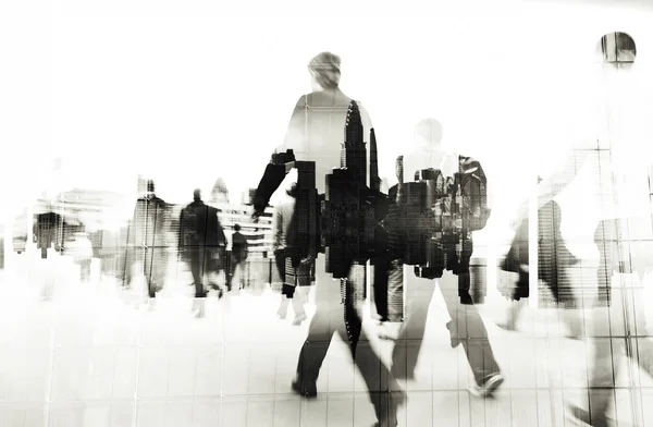 Бизнесмены, гуляющие по городу — стоковое фото