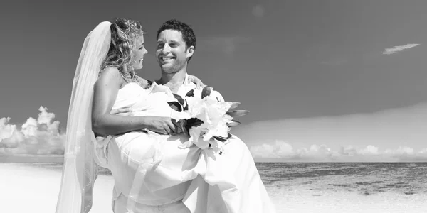 Un mariage en couple sur la plage — Photo