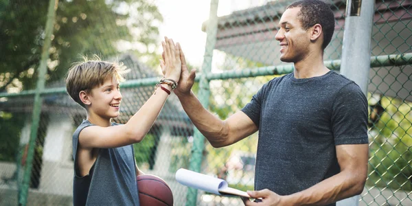 Atlético basquete treinador com menino — Fotografia de Stock