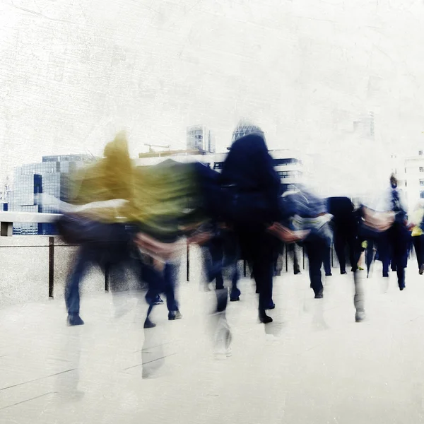 Zakenmensen wandelen in de stad — Stockfoto