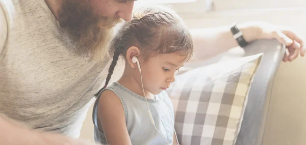 Ojciec z córką słuchania muzyki — Zdjęcie stockowe