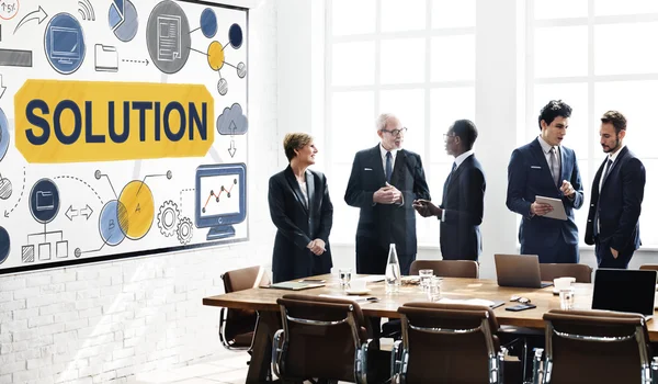 Gente de negocios discutiendo en oficina — Foto de Stock