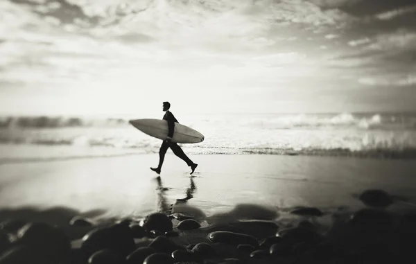 Empresário com prancha de surf — Fotografia de Stock