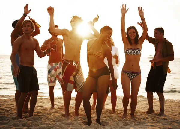 Människor njuta av beach party — Stockfoto