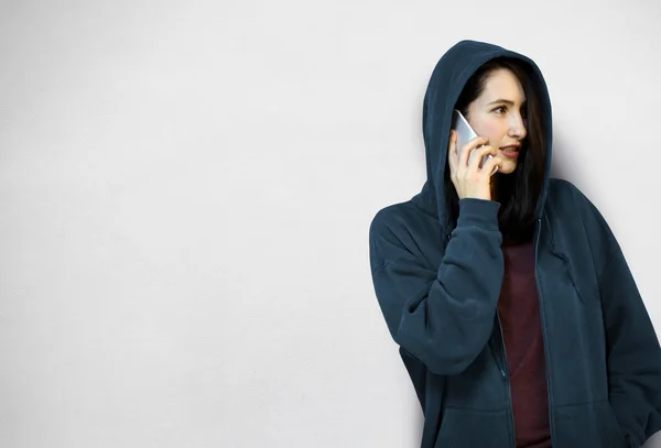 Mujer usando teléfono inteligente — Foto de Stock