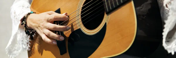 Porträt eines Mädchens mit Gitarre — Stockfoto