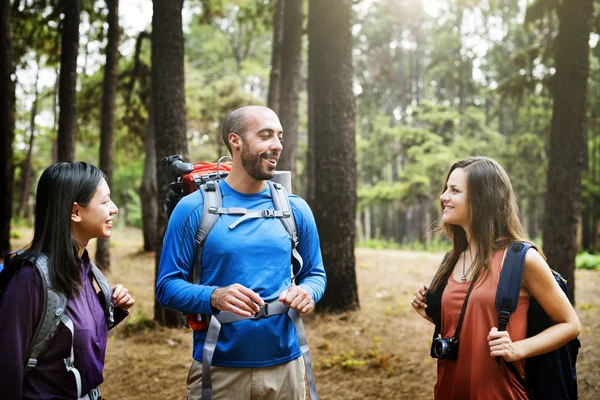 Migliori amici trekking insieme — Foto Stock