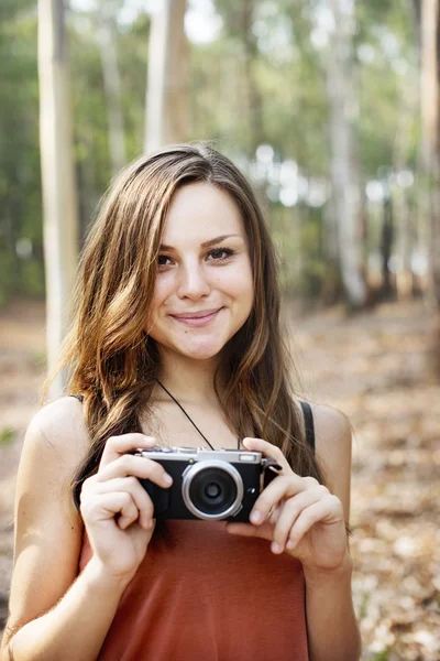 Flicka resa med kamera — Stockfoto