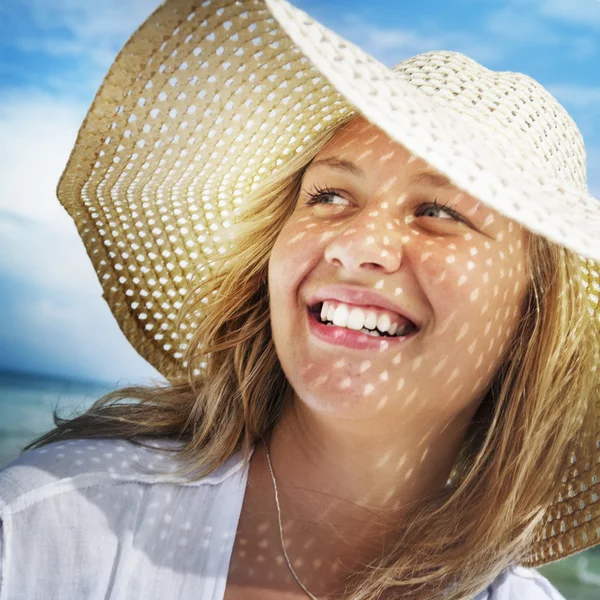 Kvinnan ler på stranden — Stockfoto