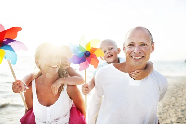 Plajda çocuklu aile — Stok fotoğraf