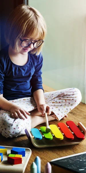 Ребенок играет с игрушкой ксилофон — стоковое фото