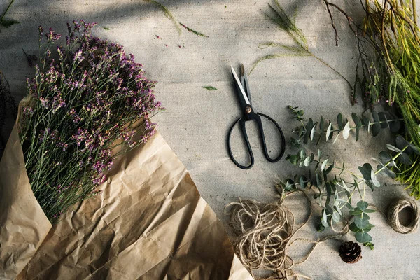 Adorable Bouquet dan gunting di atas meja — Stok Foto