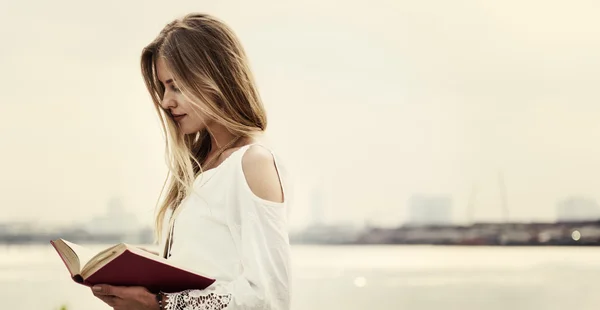 Retrato de menina com livro — Fotografia de Stock