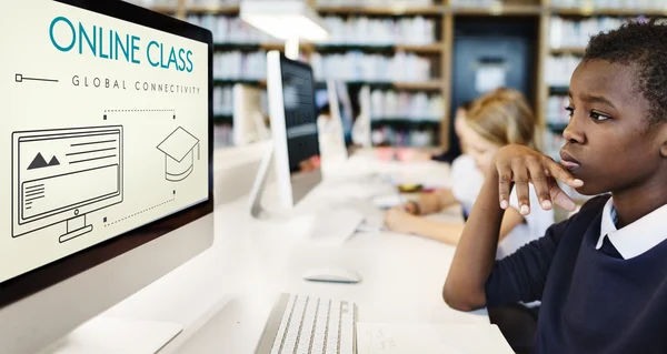 Kinderen studeren met computer — Stockfoto