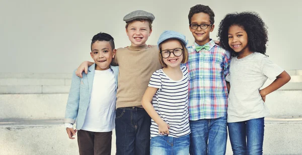 Çocuklar gülüyor ve eğlenin