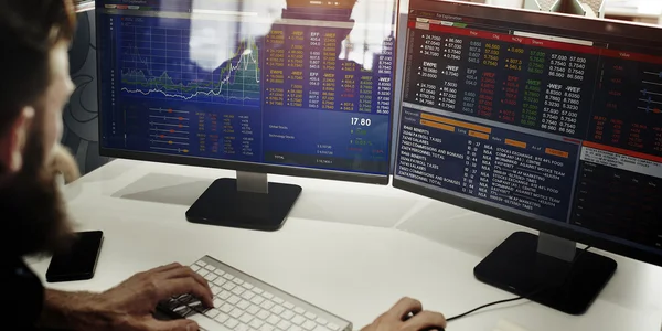 Businessman working on computer — Stock Photo, Image