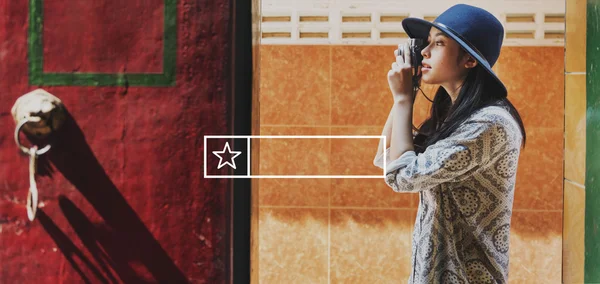 Flicka i svart hatt med kamera — Stockfoto