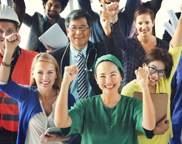 Persone felici alzano le mani — Foto Stock